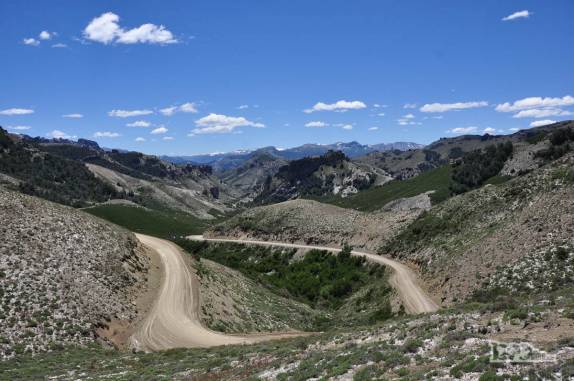 Estrada que atravessa o Parque Lanin, na região de San Martín de Los Andes, na Argentina